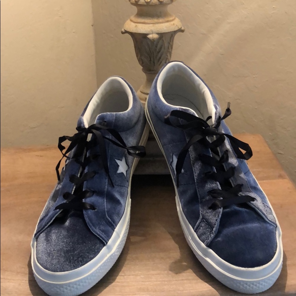 Converse tennis shoes